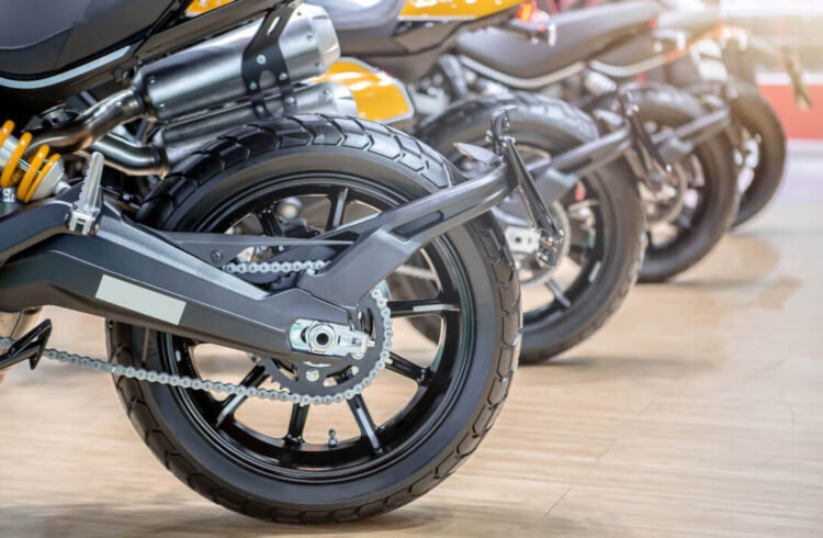 後輪が映っているバイク