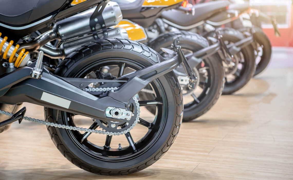 後輪が映っているバイク