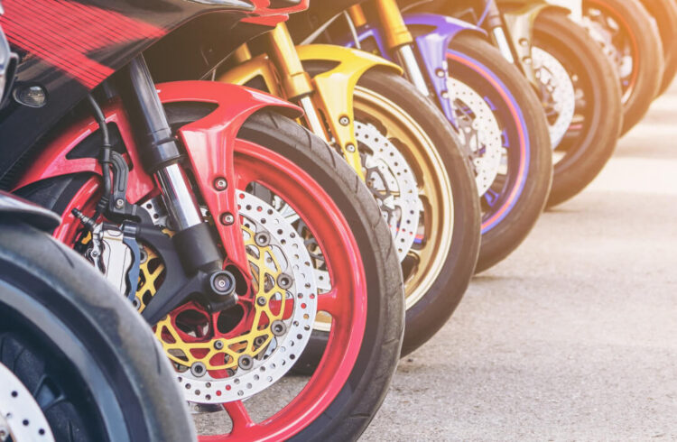 カラフルな色のバイク