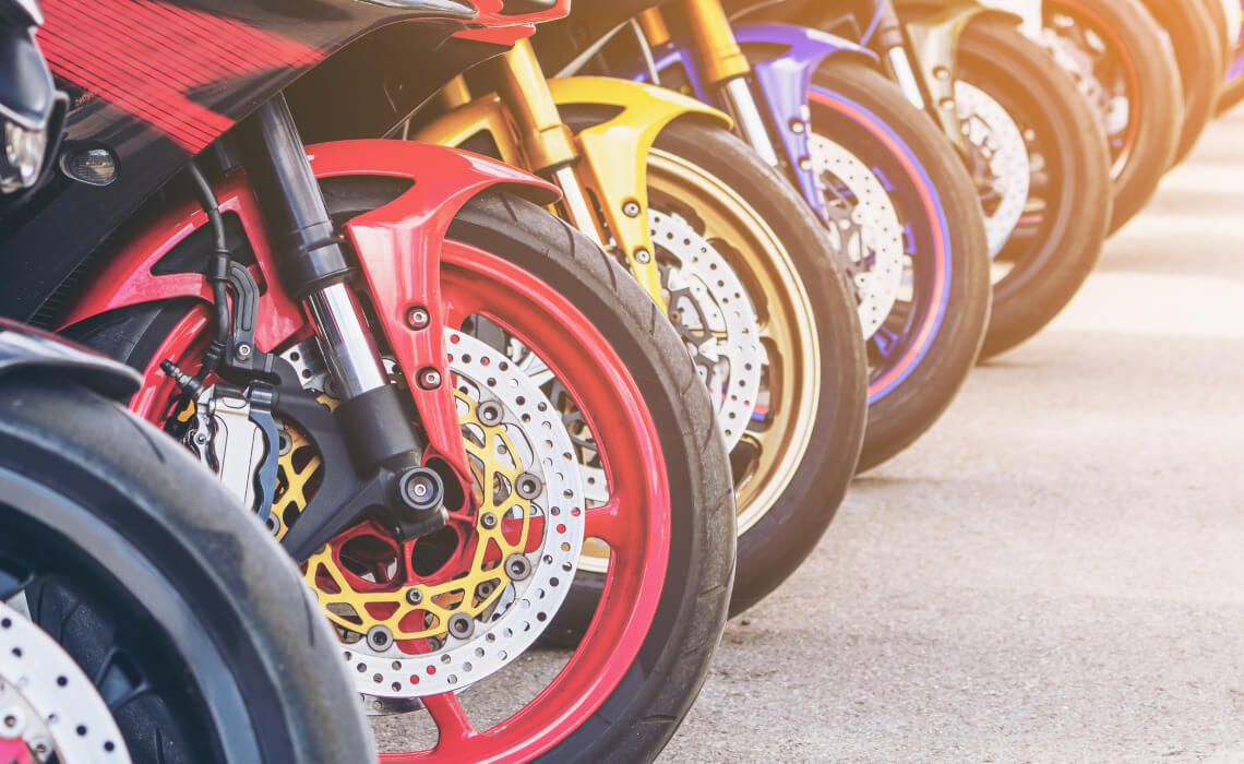 カラフルな色のバイク