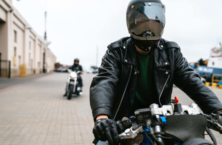 黒いヘルメットをかぶった男性