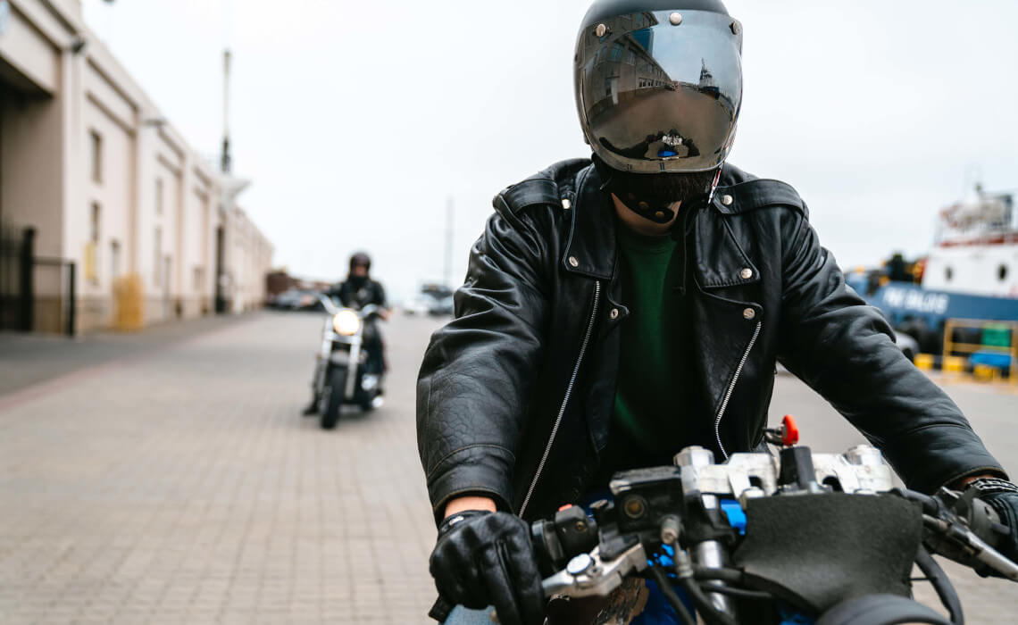 黒いヘルメットをかぶった男性